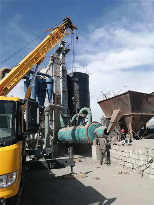 岳普湖县设备搬运等各类工程项目中，吊车起着关键作用